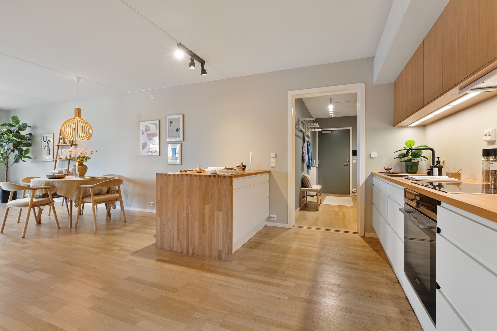 Spisestue i direkte tilknytning til kjøkkenet. Flott parkettgulv i hele leiligheten. Galleribilde