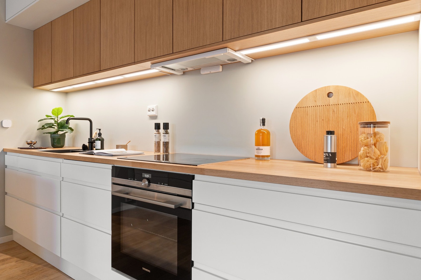 Integrert belysning under overskap. Soft-close funksjon på skuffer. Galleribilde