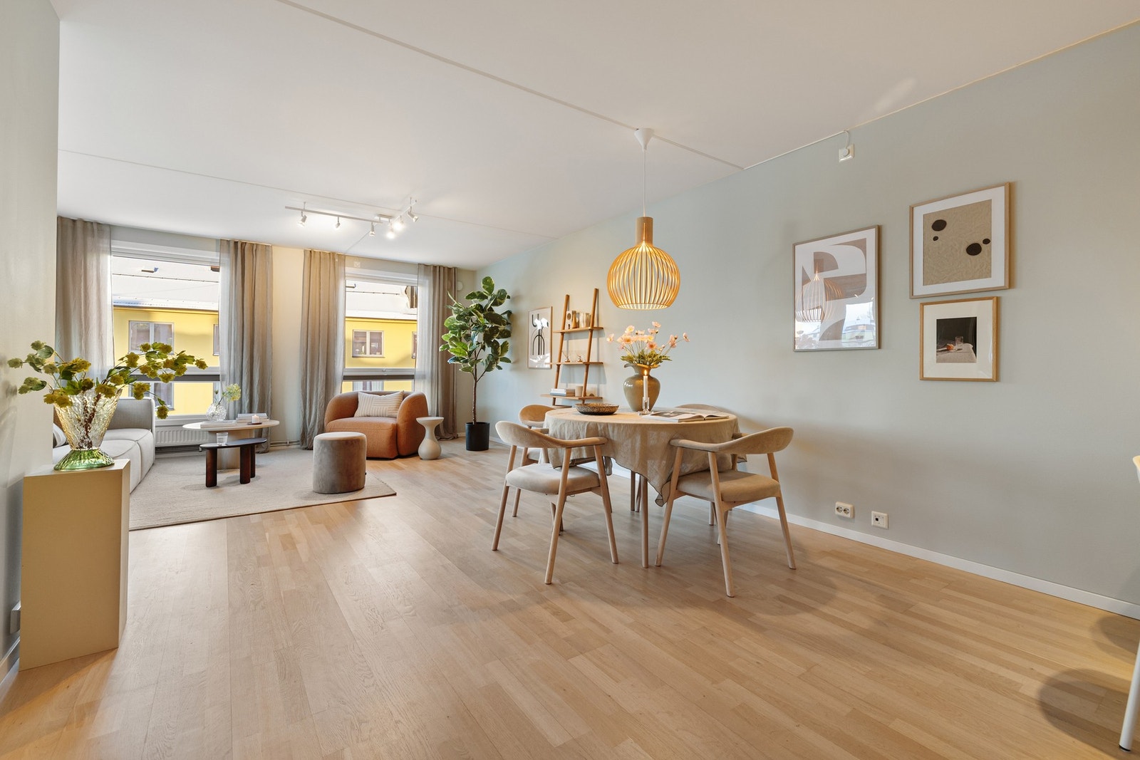 Store, moderne vindusflater mot sydvest gir optimale lysforhold inn til leiligheten. Galleribilde