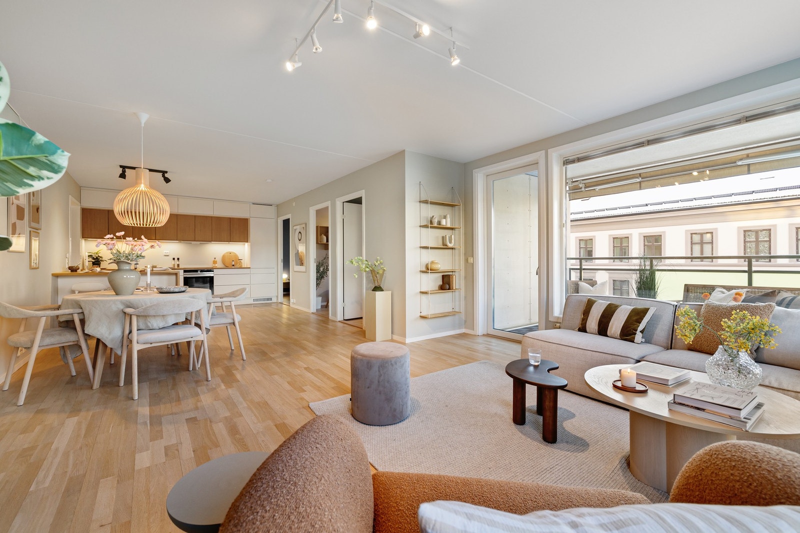 Flere møbleringssoner som skaper god flyt i rommet og gjør det enkelt å innrede med både stor spisestue og egen TV-stue. Galleribilde