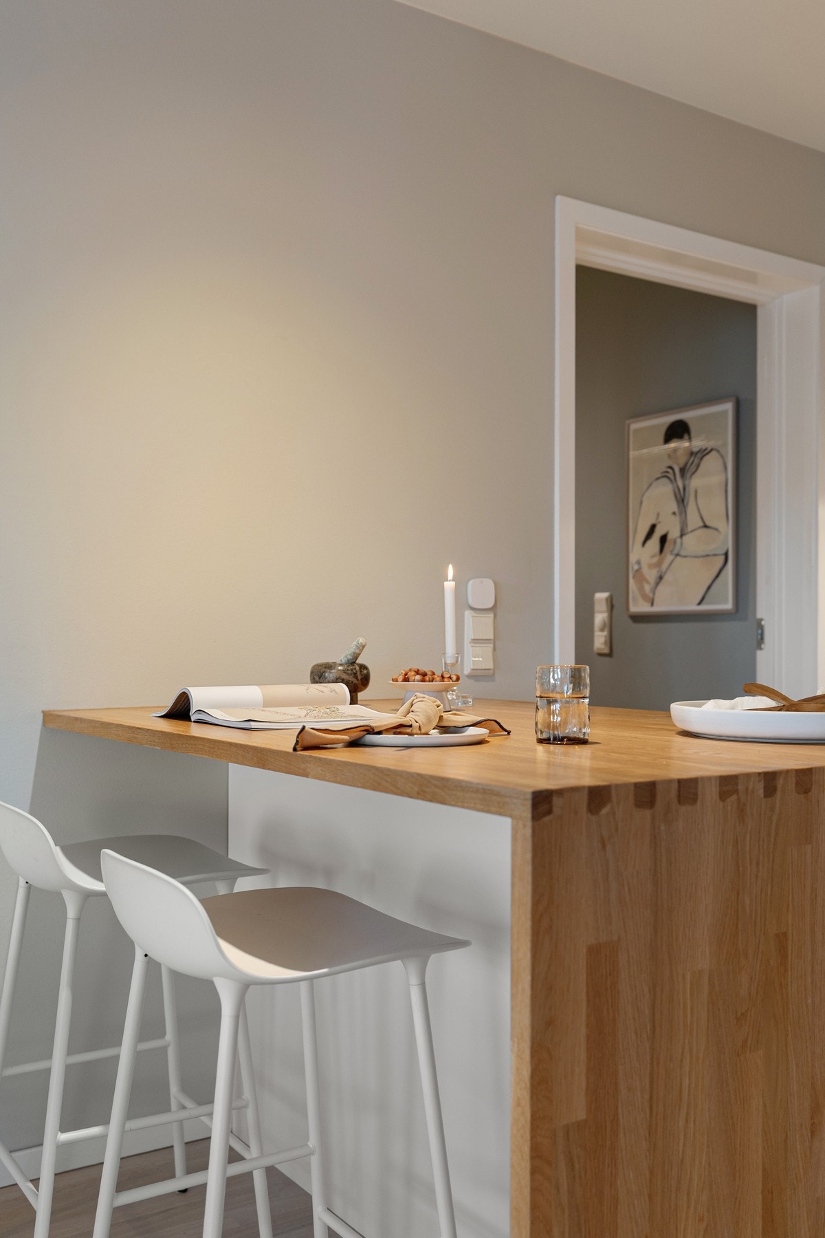 Kjøkkenøy med sitteplass - både sosialt og ekstra arbeidsplass. Galleribilde