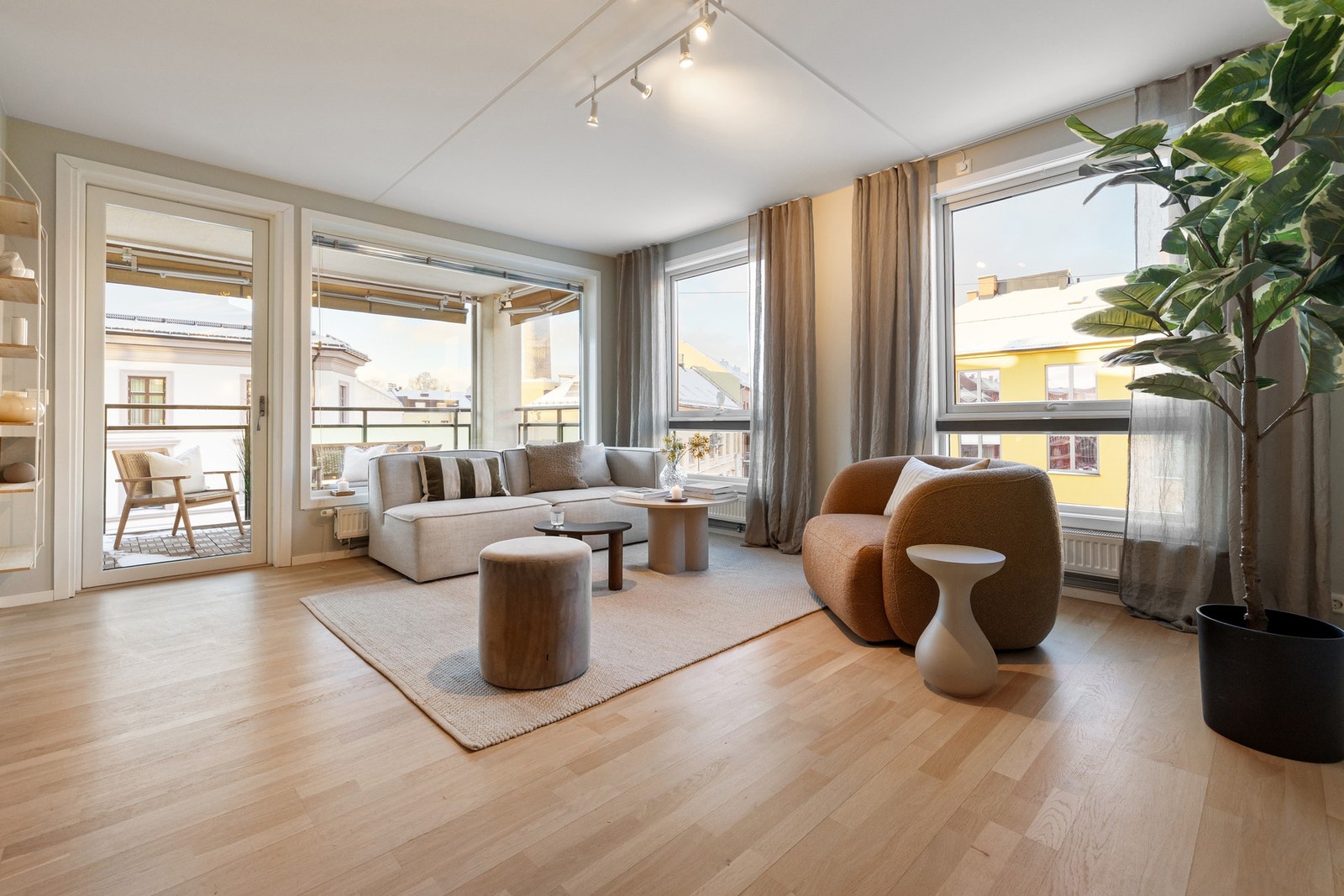 Behagelig radiatorvarme og solide bygningskontruksjoner sørger for et behagelig, lunt inneklima hele året. Mekanisk avtrekk. Galleribilde