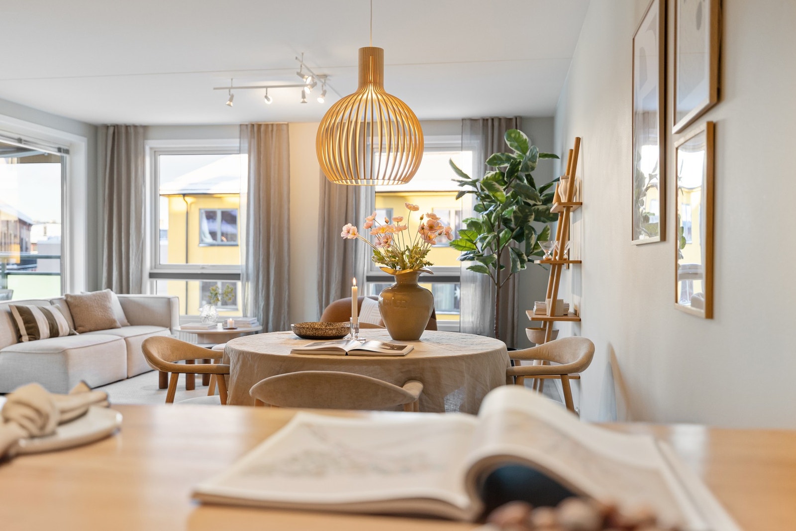 Åpen og sosial planløsning med lysinnslipp fra to sider i stuen. Galleribilde