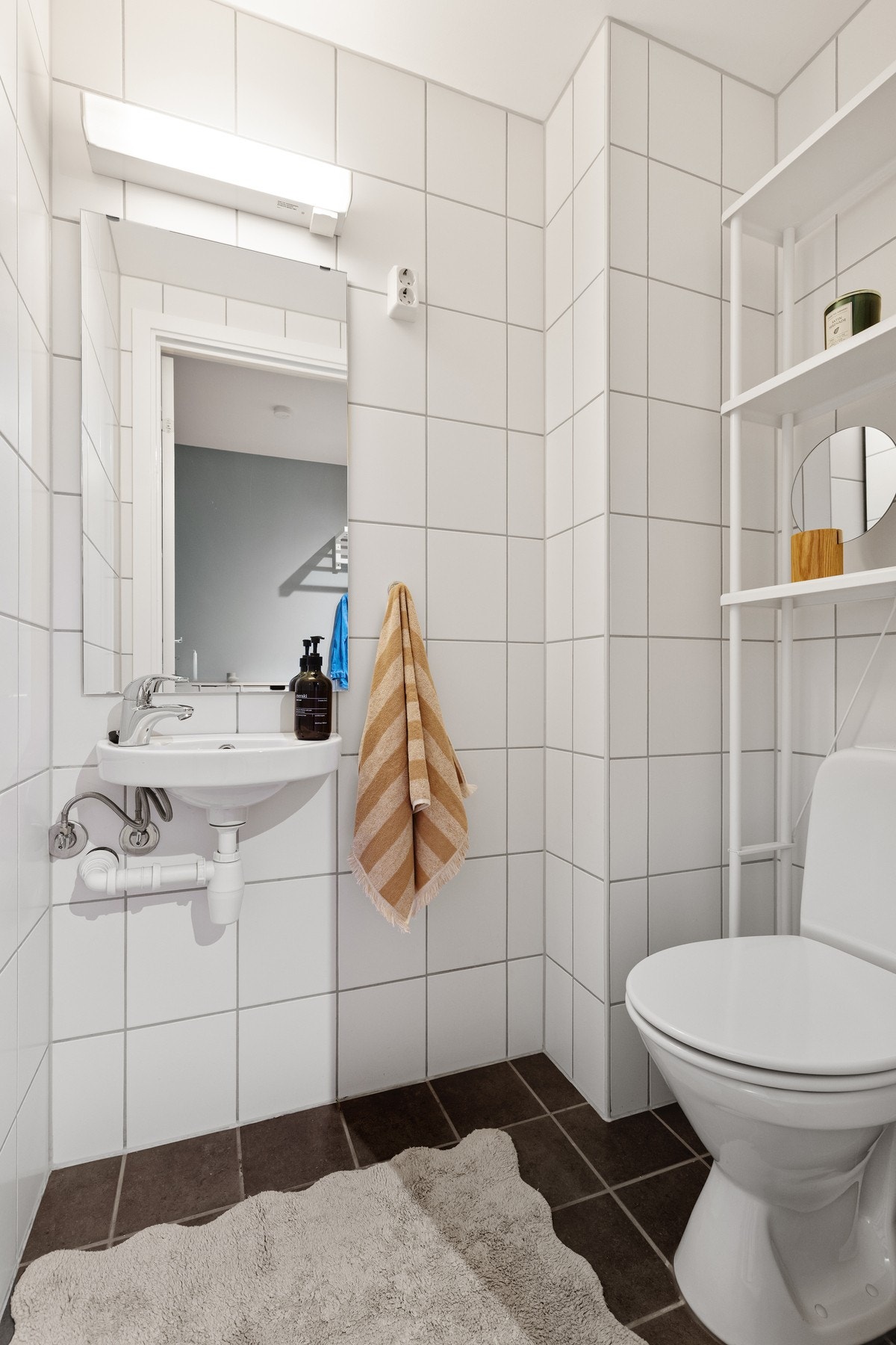 Praktisk, separat wc fra entré, innredet med wc og servant. Galleribilde