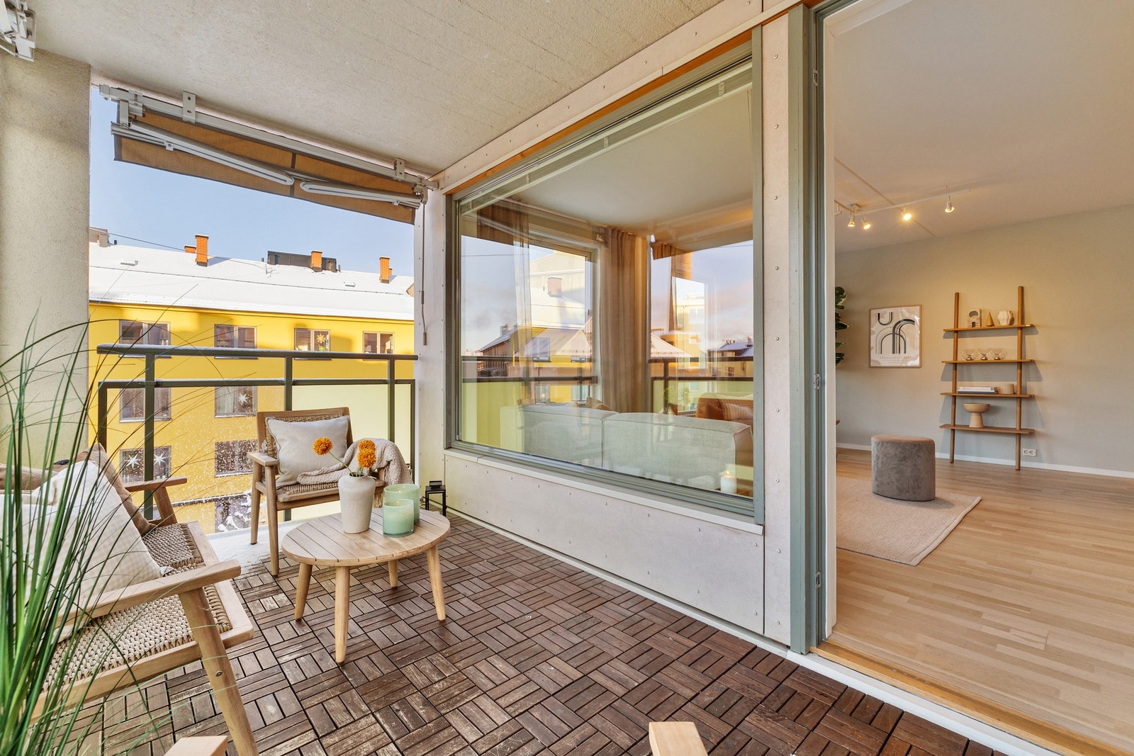 Balkongen fungerer som et ekstra oppholdsrom store deler av året. Galleribilde