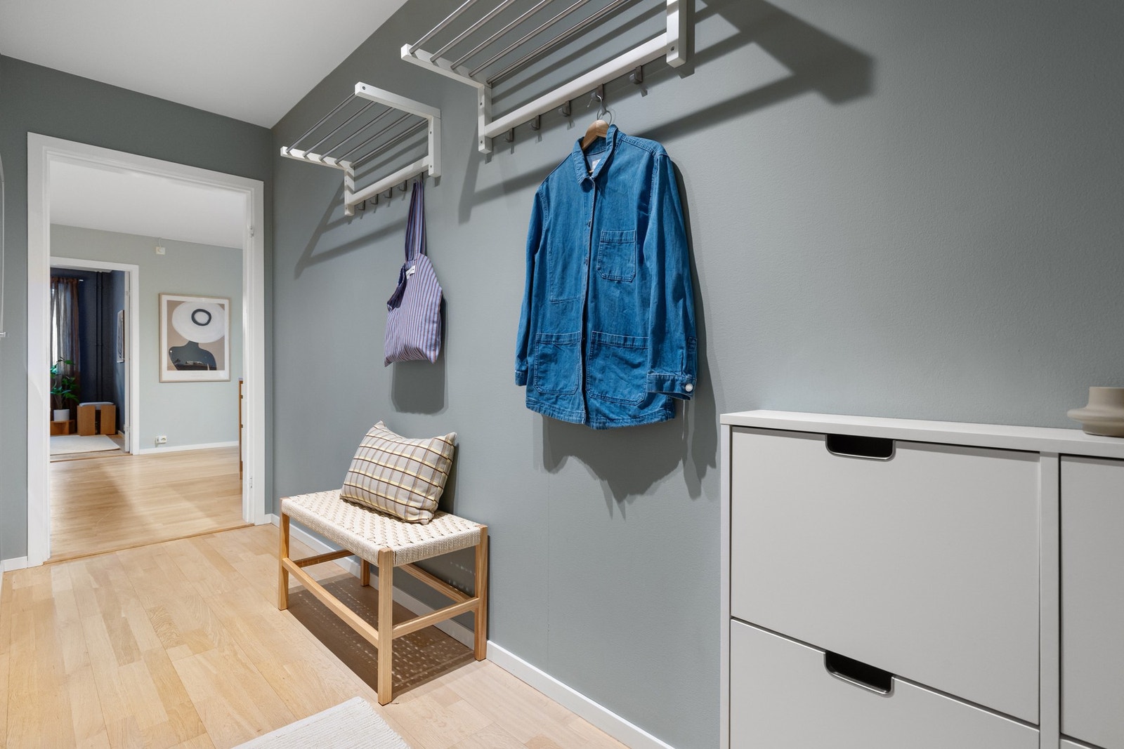 Entré med gode oppbevaringsmuligheter. Galleribilde