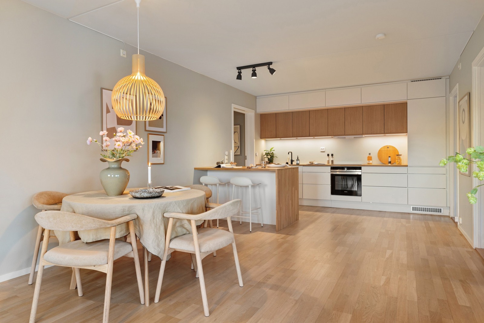 Romslig, lys og åpen planløsning med plass til stor spisestue. Her kan du invitere venner og familie på middag. Galleribilde