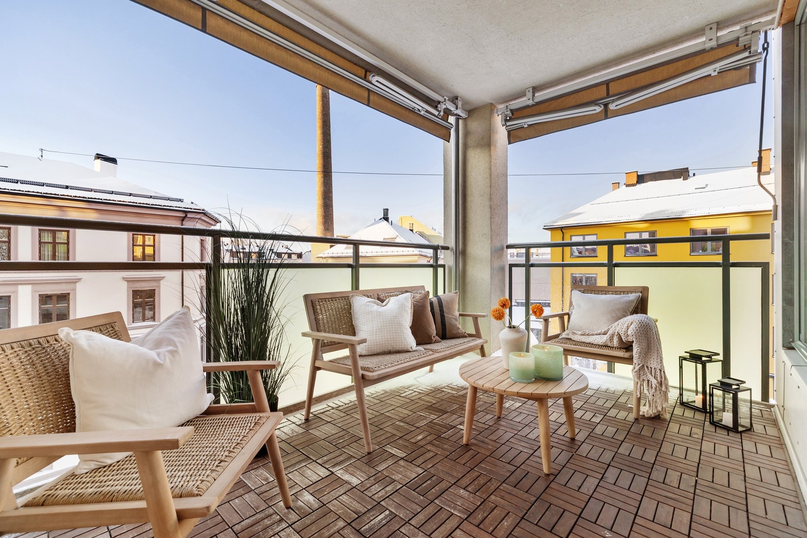 Sydvestvendt balkong med fantastiske solforhold fra midt på dag til sen ettermiddag. God plass til utemøblement. Galleribilde