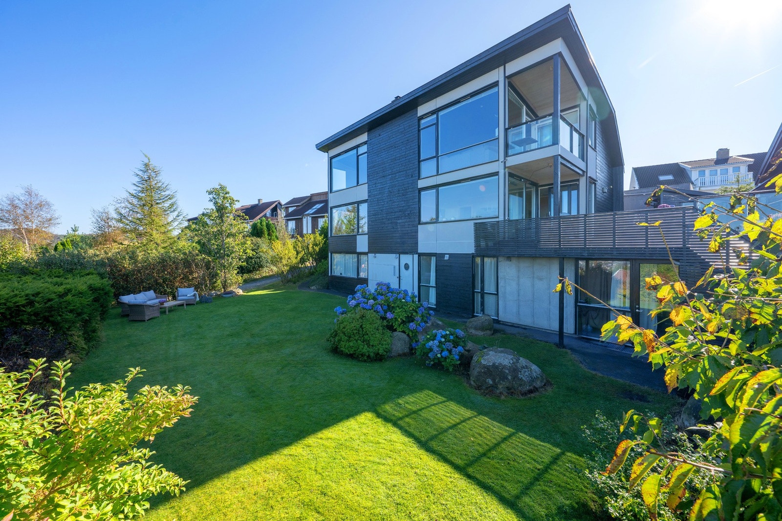 Fin lettstelt hage opparbeidet etter veiledning fra hagearkitekt. Galleribilde