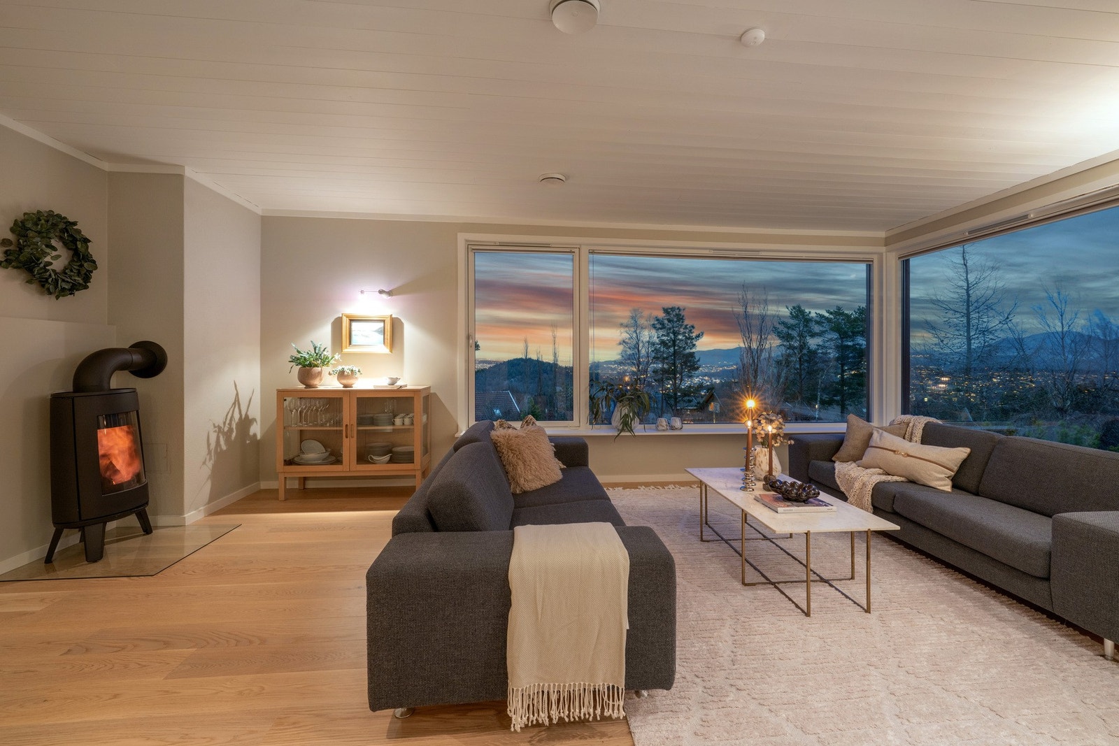 Lekker parkett ny i 2024. Vannbåren varme i gulv med luft til vann varmepumpe. Galleribilde