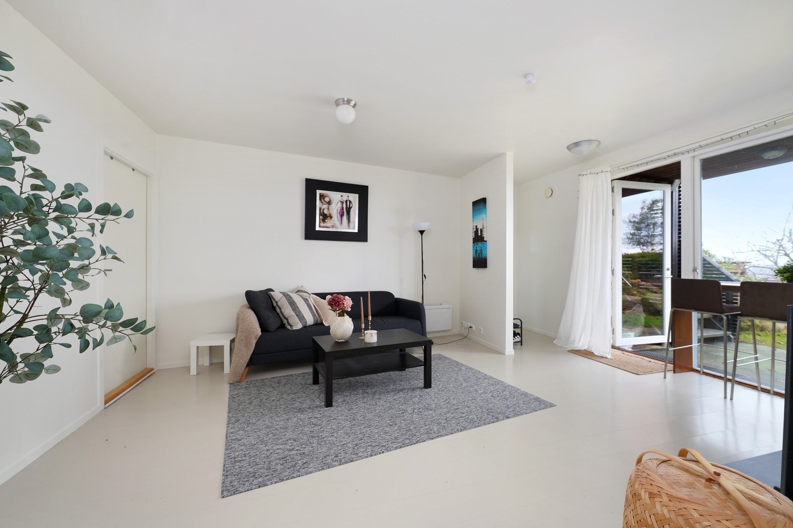 Stue med store vindusflater i leilighet 2. Galleribilde