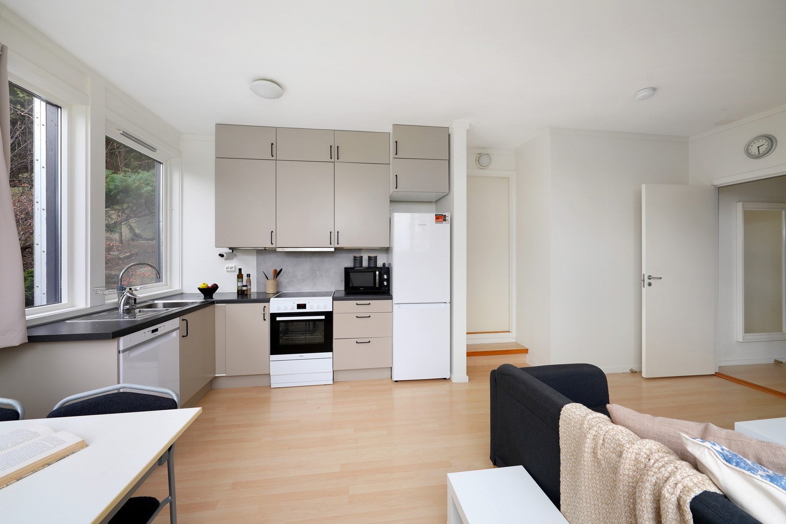 Stue/kjøkken i åpen løsning. Leilighet 1. Galleribilde