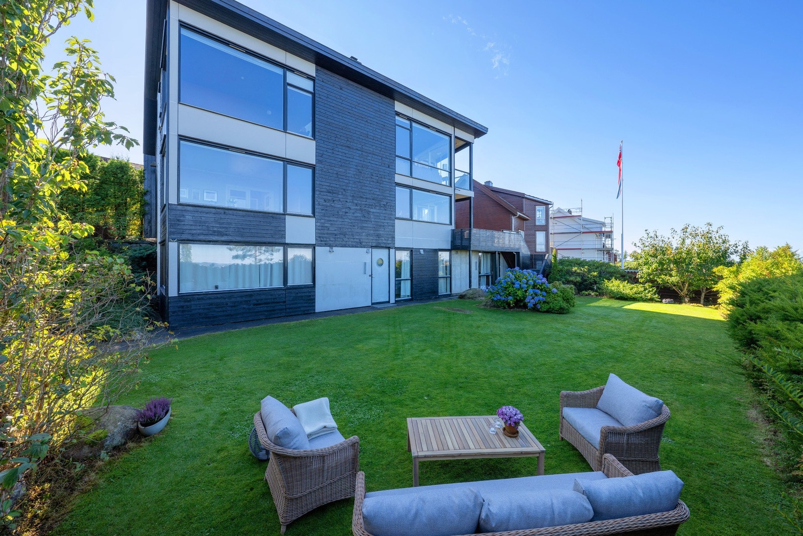 Hagen ligger meget skjermet til med lite innsyn og er beplantet med beplantet morelltre og plommetre. Galleribilde