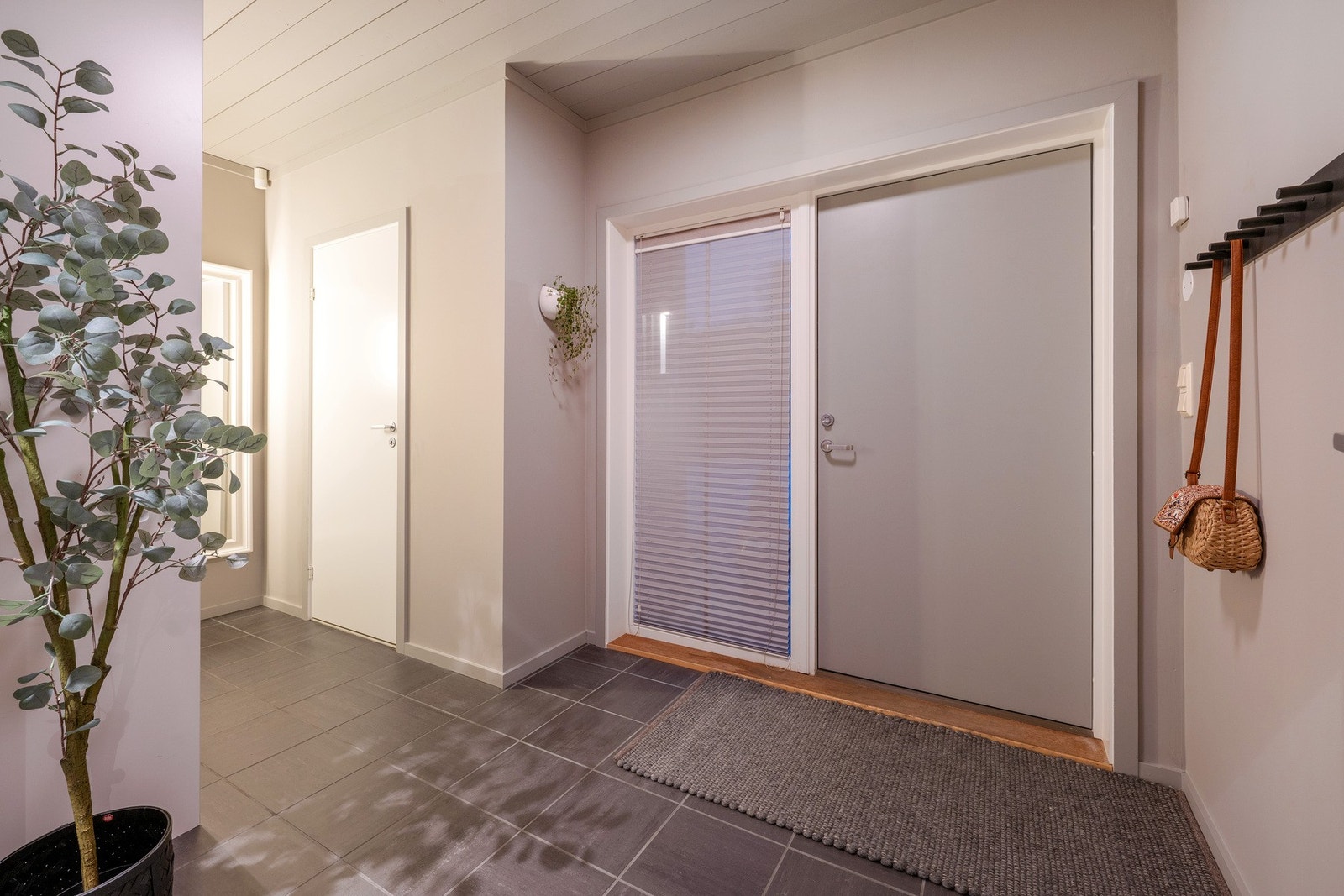 Velkommen inn, romslig gang med god plass til å henge fra seg yttertøy. Her er det godt å komme hjem og hyggelig å ønske gjester velkommen. Galleribilde