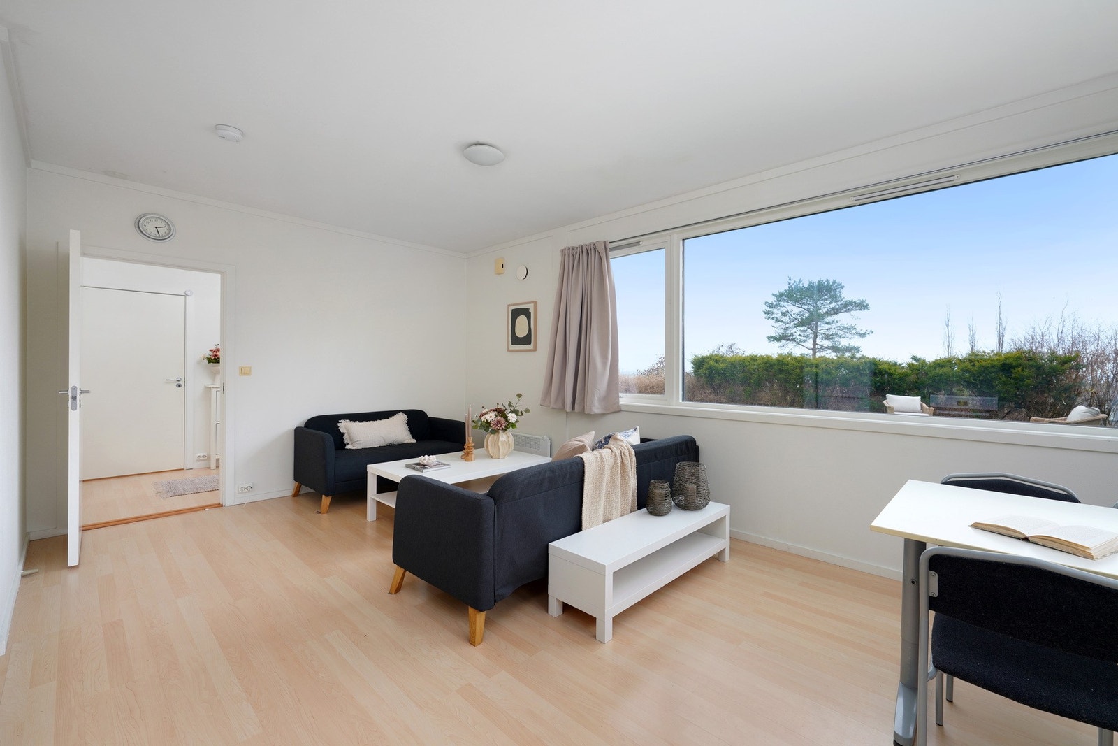 Stue med store vindusflater. Leilighet 1. Galleribilde