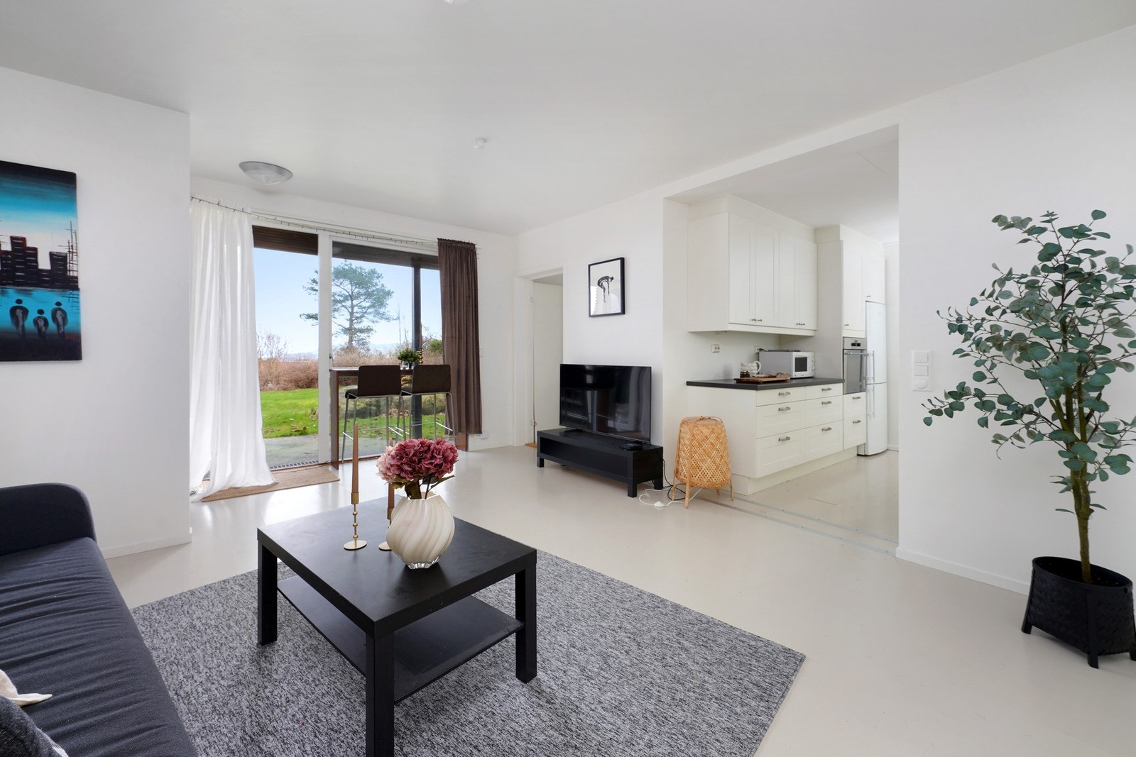 Stue med store vindusflater i leilighet 2. Galleribilde