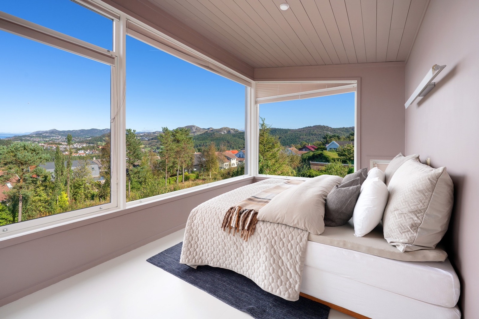 Hovedsoverommet med store vindusflater. Galleribilde