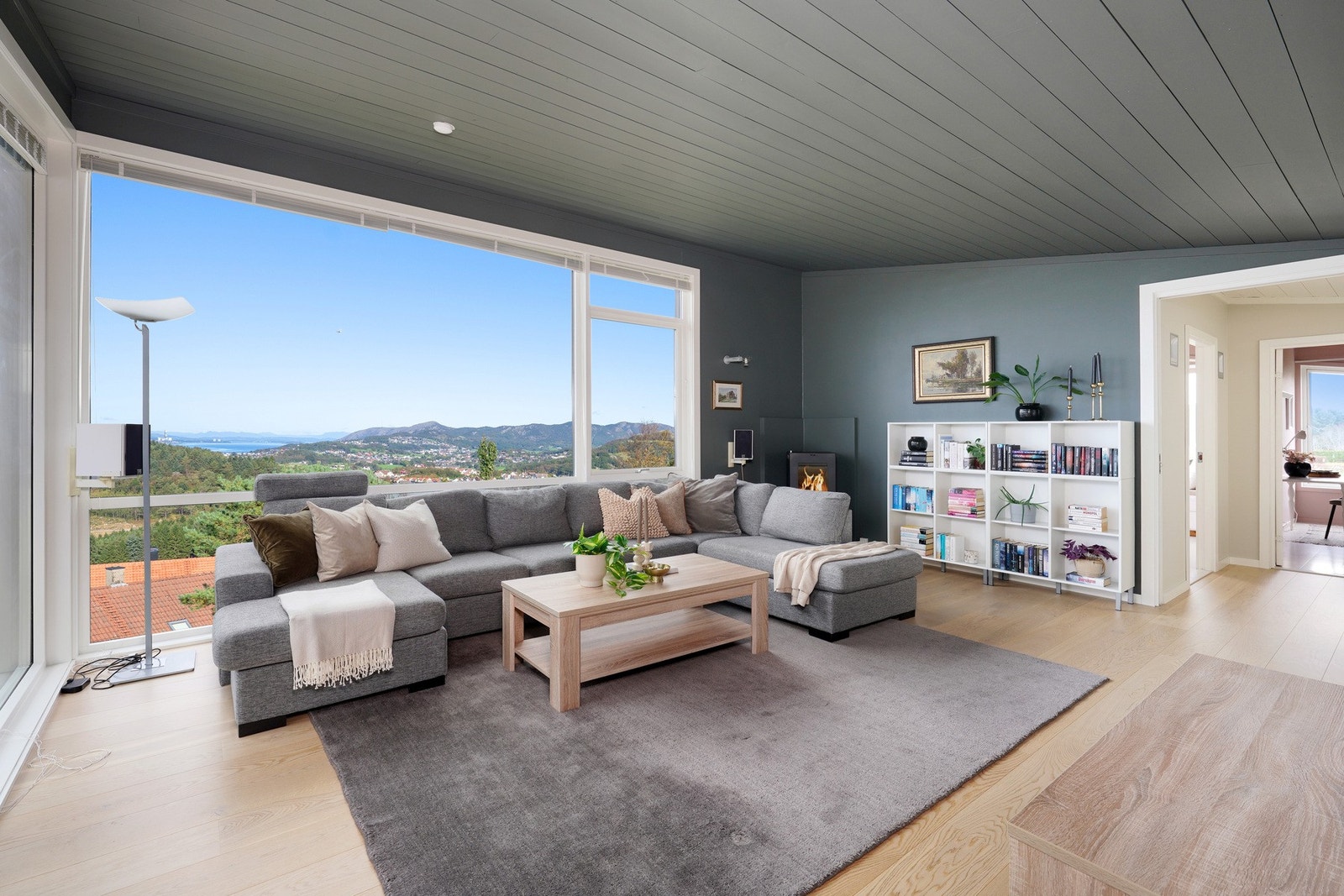 Internettkabler inn i huset: Lyse fiber (Altibox), Coax kabel (Telia), Telenor kabel så her kan en velge fra forskjellige leverandører. Galleribilde