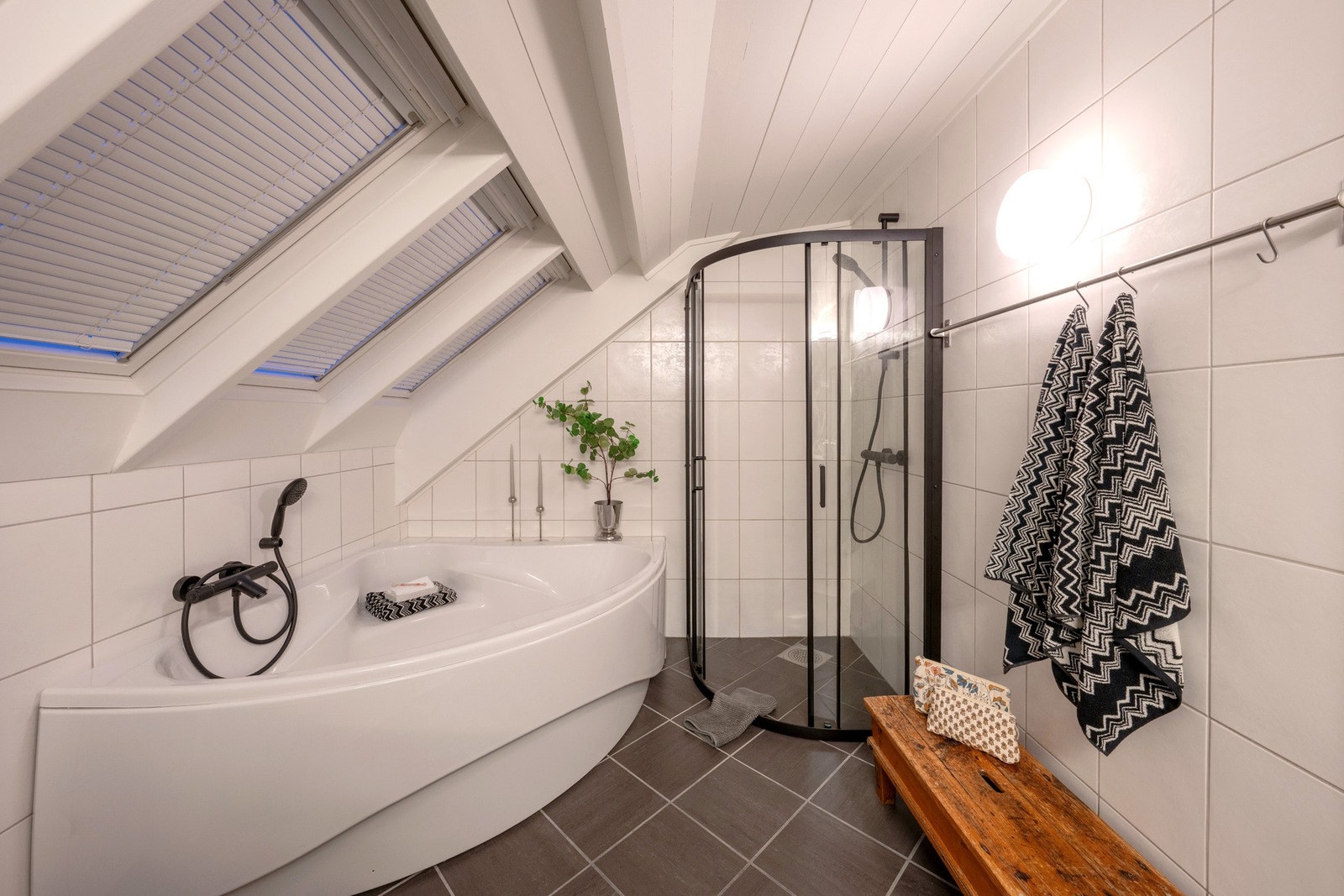 Bad 2.etg. med skittentøyssjakt til vaskerom. Galleribilde