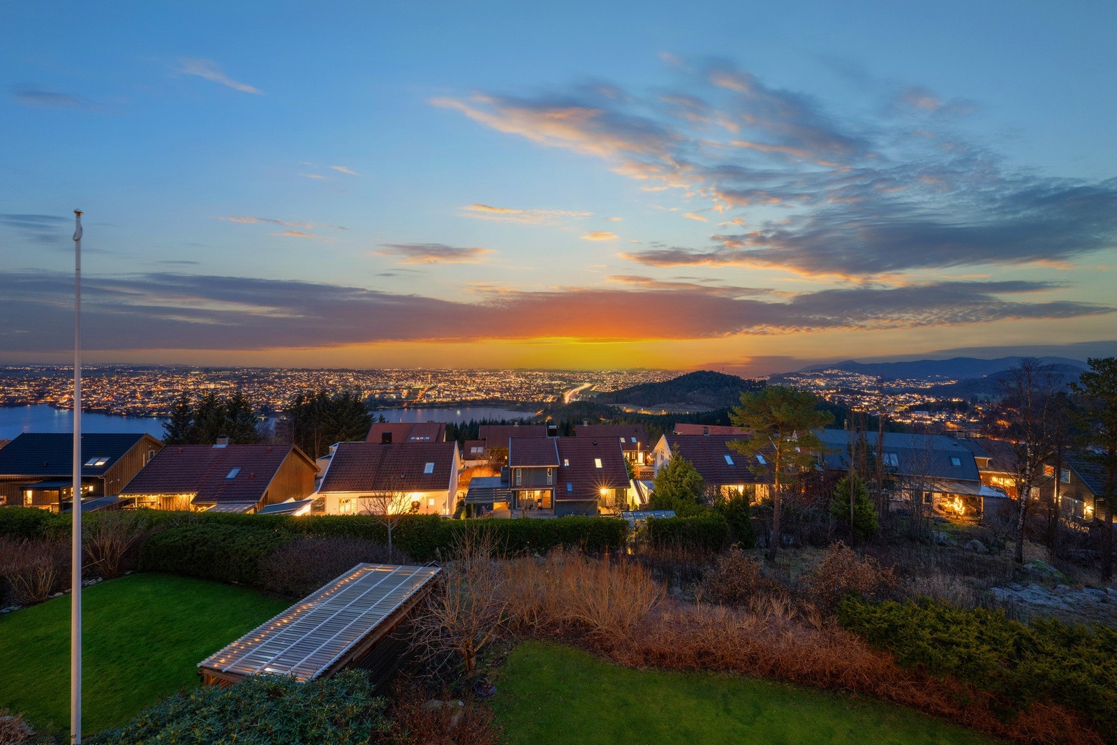 Boligen ligger fint plassert på Bogafjell med en fantastisk nydelig utsikt Galleribilde