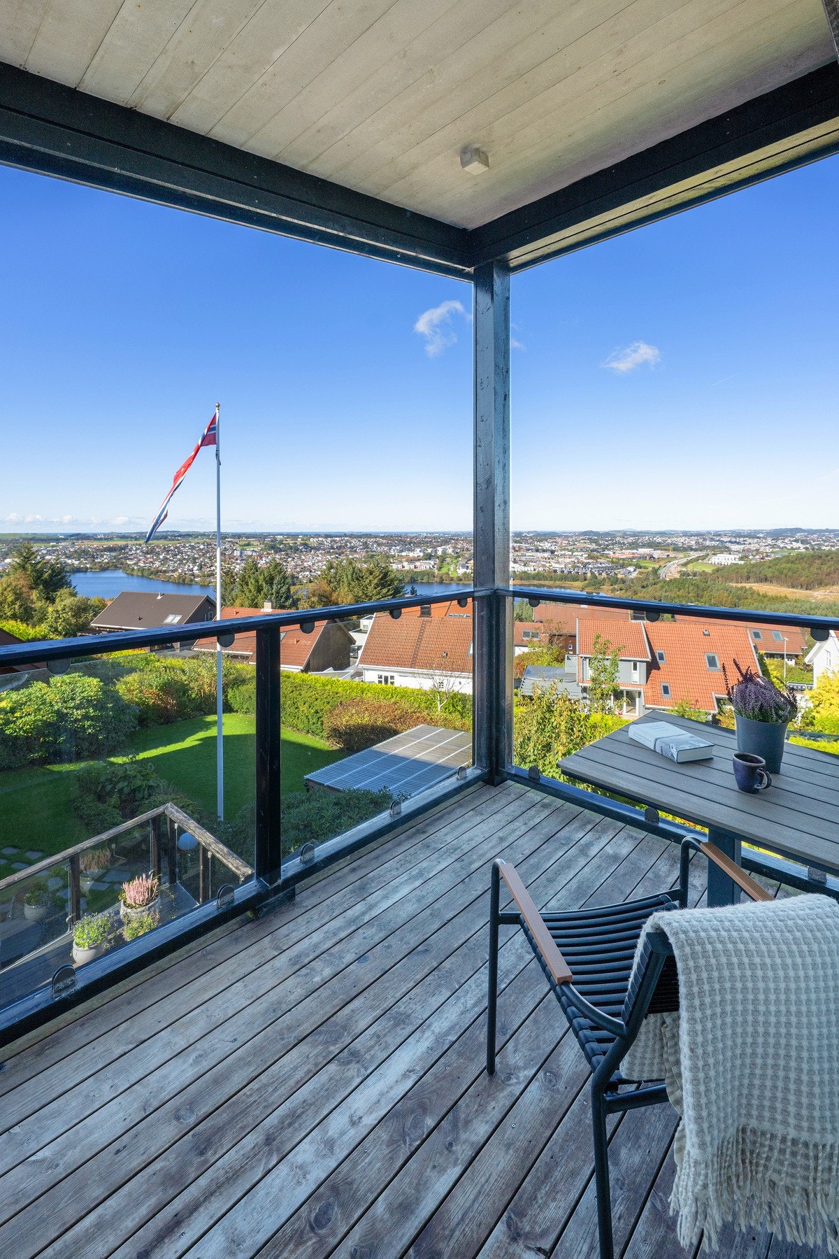 Terrasse med takoverbygg, gode solforhold, en nydelig plass å nyte solnedgangen på sommerkvelder. Galleribilde