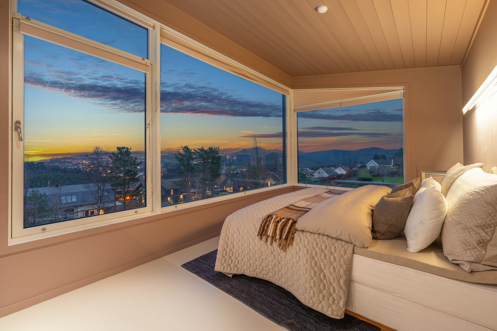 Rommet har nydelig utsikt å våkne til. Her får en hotellfølelse i eget hjem. Galleribilde