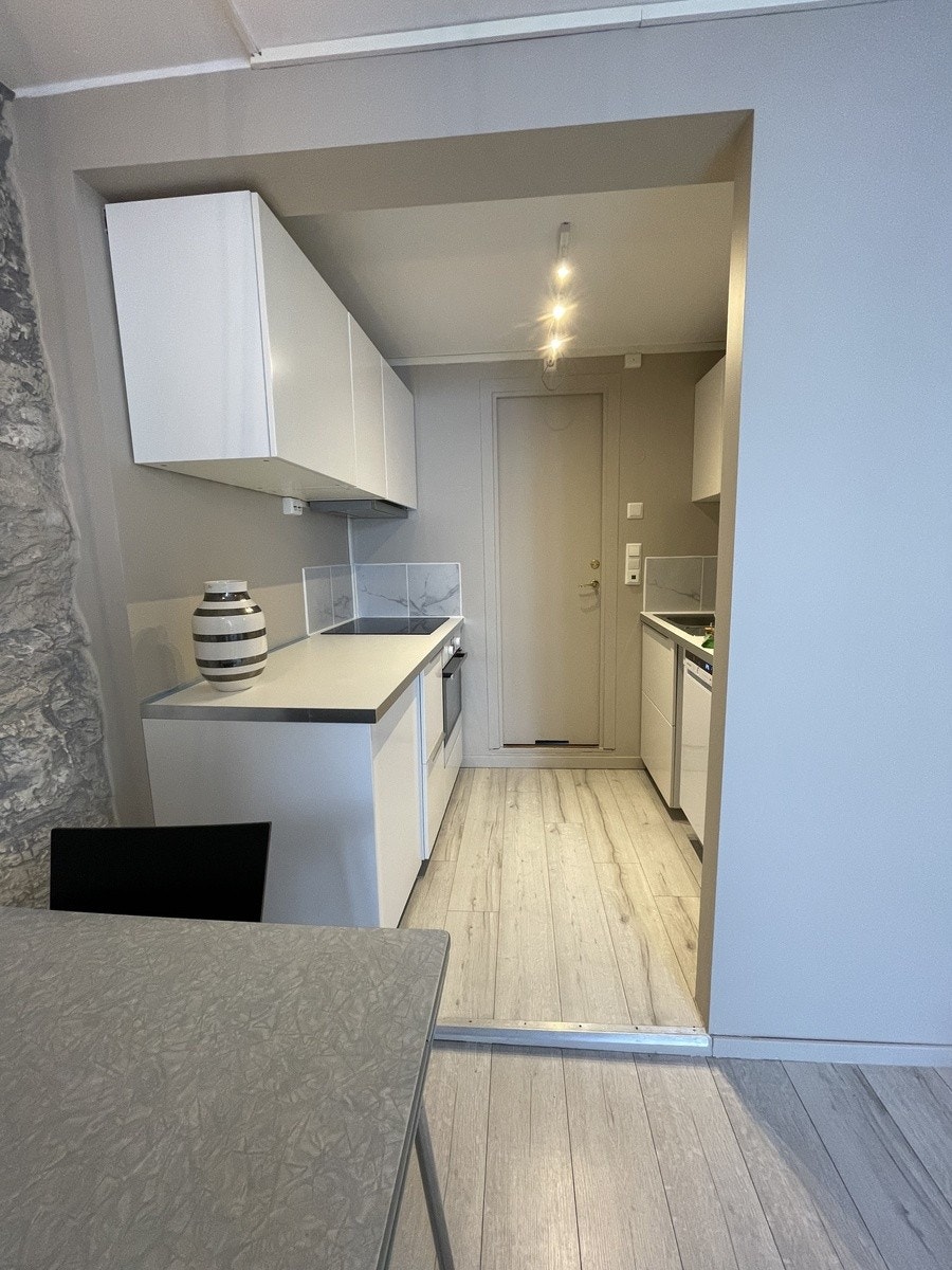 Kjøkken og dør inn mot bad. Galleribilde