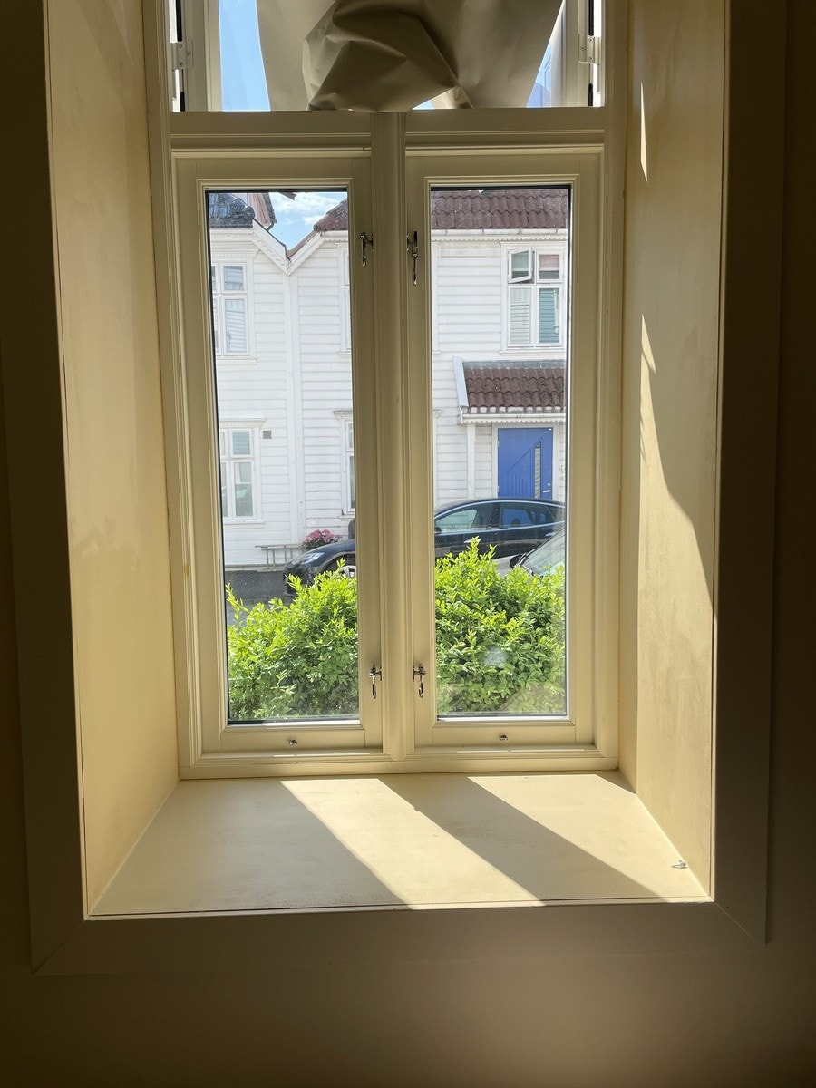 Naturlig lysinnslipp og romslig vinduskarm. Nytt vindu satt inn høsten 2023. Galleribilde