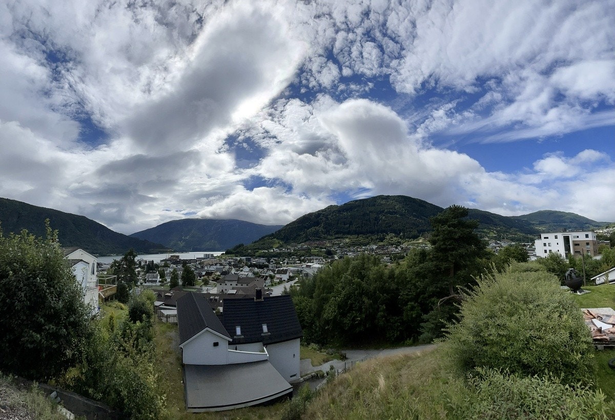 Ca 2 minutt å gå til Amfi kjøpesenter, ca 5 min til campus. Galleribilde