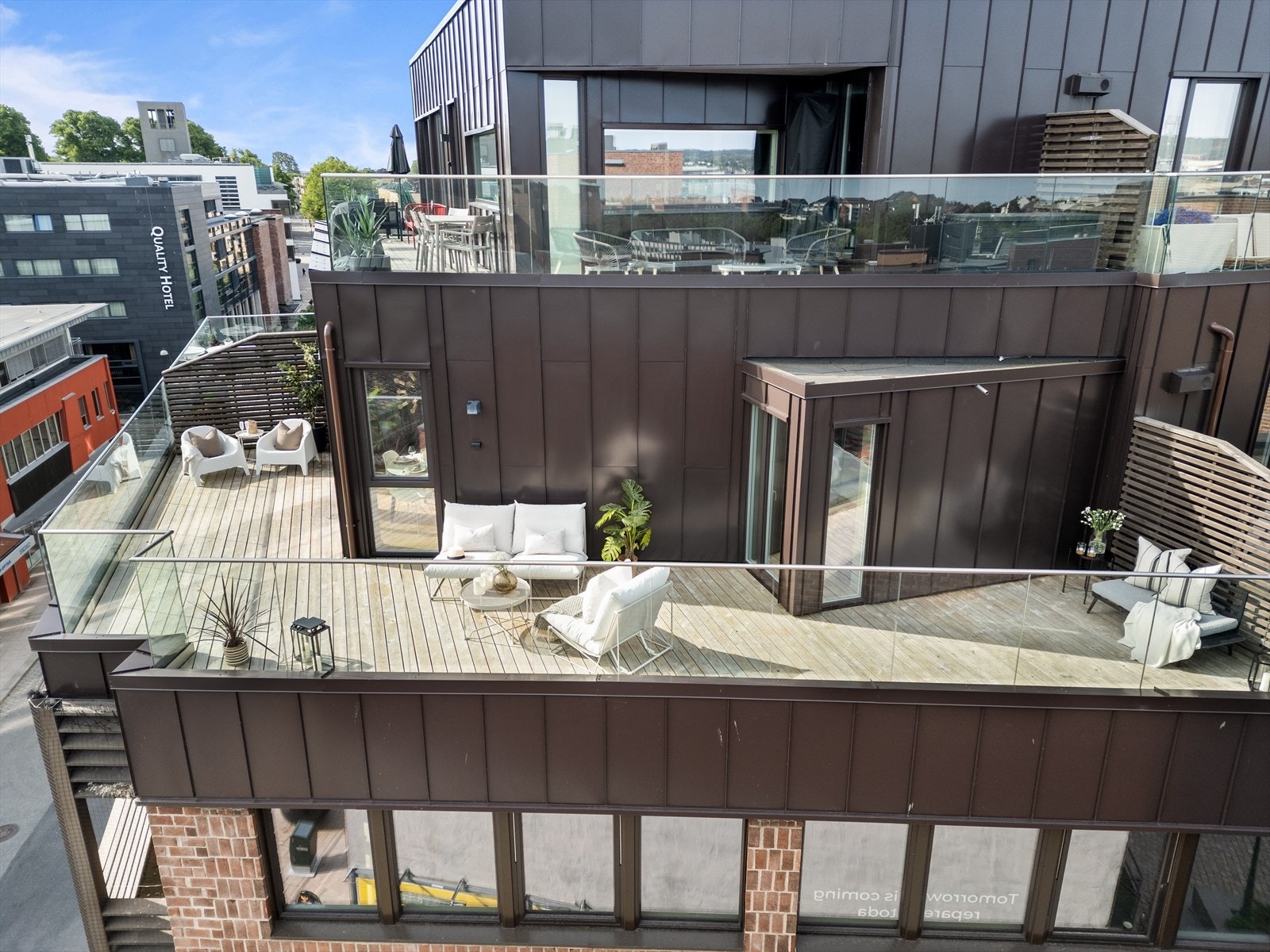 Her kan du nye solen på terrassen som strekker seg langs to sider av boligen. Galleribilde