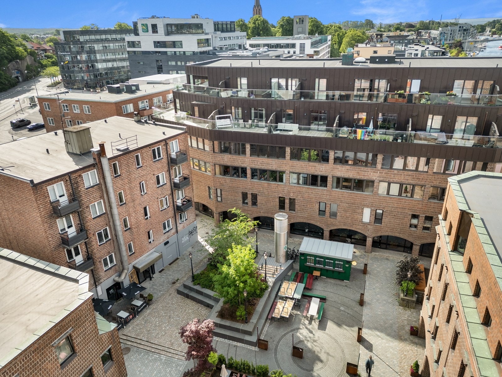 Pent opparbeidet felles tomt på ca. 833 m² som består av kombinert bolig- og næringsområde. Galleribilde