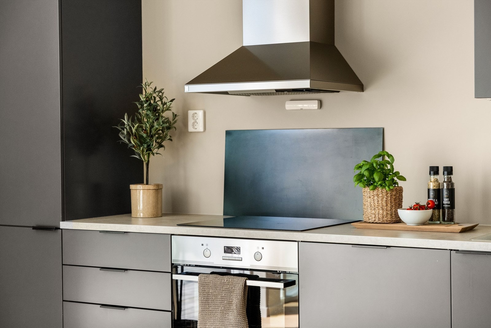 Det er montert komfyrvakt og elektronisk waterstopfunksjon under benk. Galleribilde