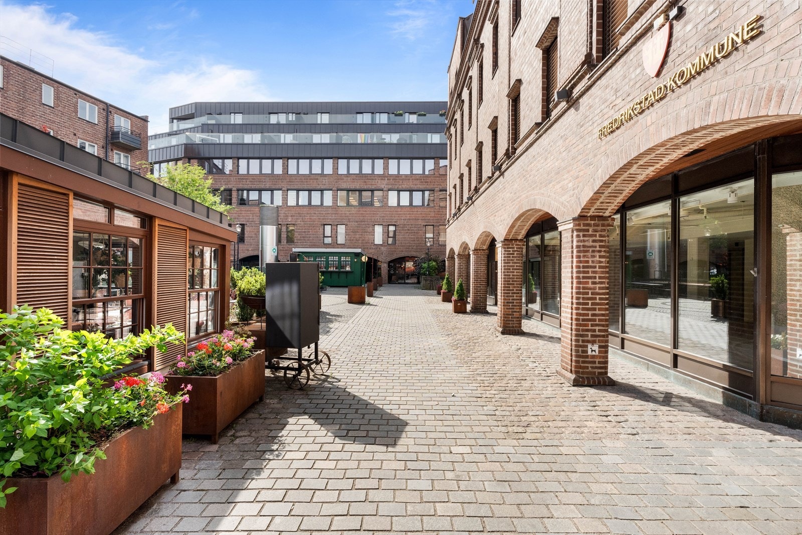 Fra eiendommen er det kort gangavstand til Torvbyen som er østfold´s ledende kjøpesenter med ca. 80 spennende butikker. Galleribilde