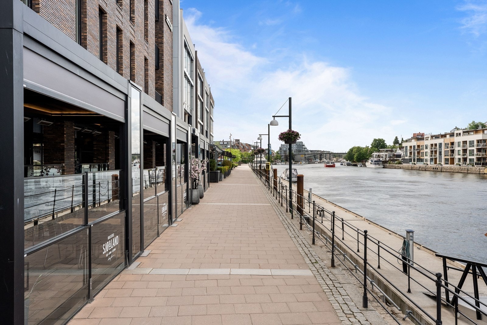 Bryggepromenaden med fine turveier, som leder mot Tollbodbrygga og Strandpromenaden - før du når den fantastiske Gamlebyen. Her finner du også Gamlebyfergen som går mellom Vestsiden og Gamlebyen. Galleribilde