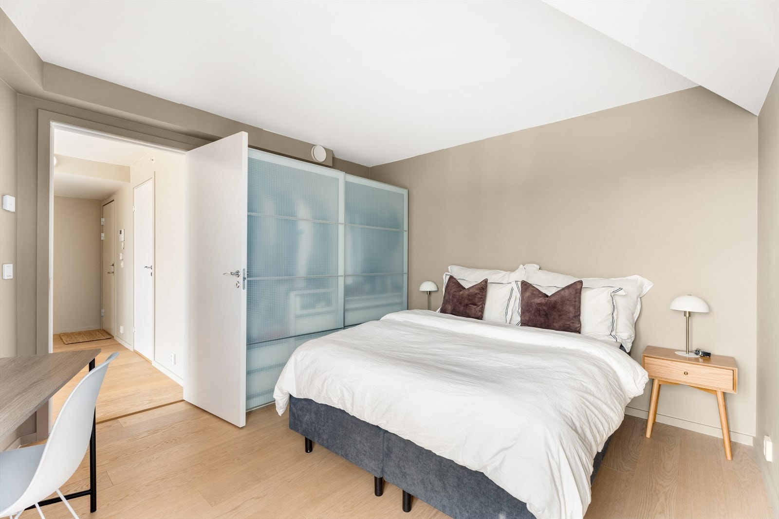 Klær kan pent ryddes bort i et romslig garderobeskap. Galleribilde