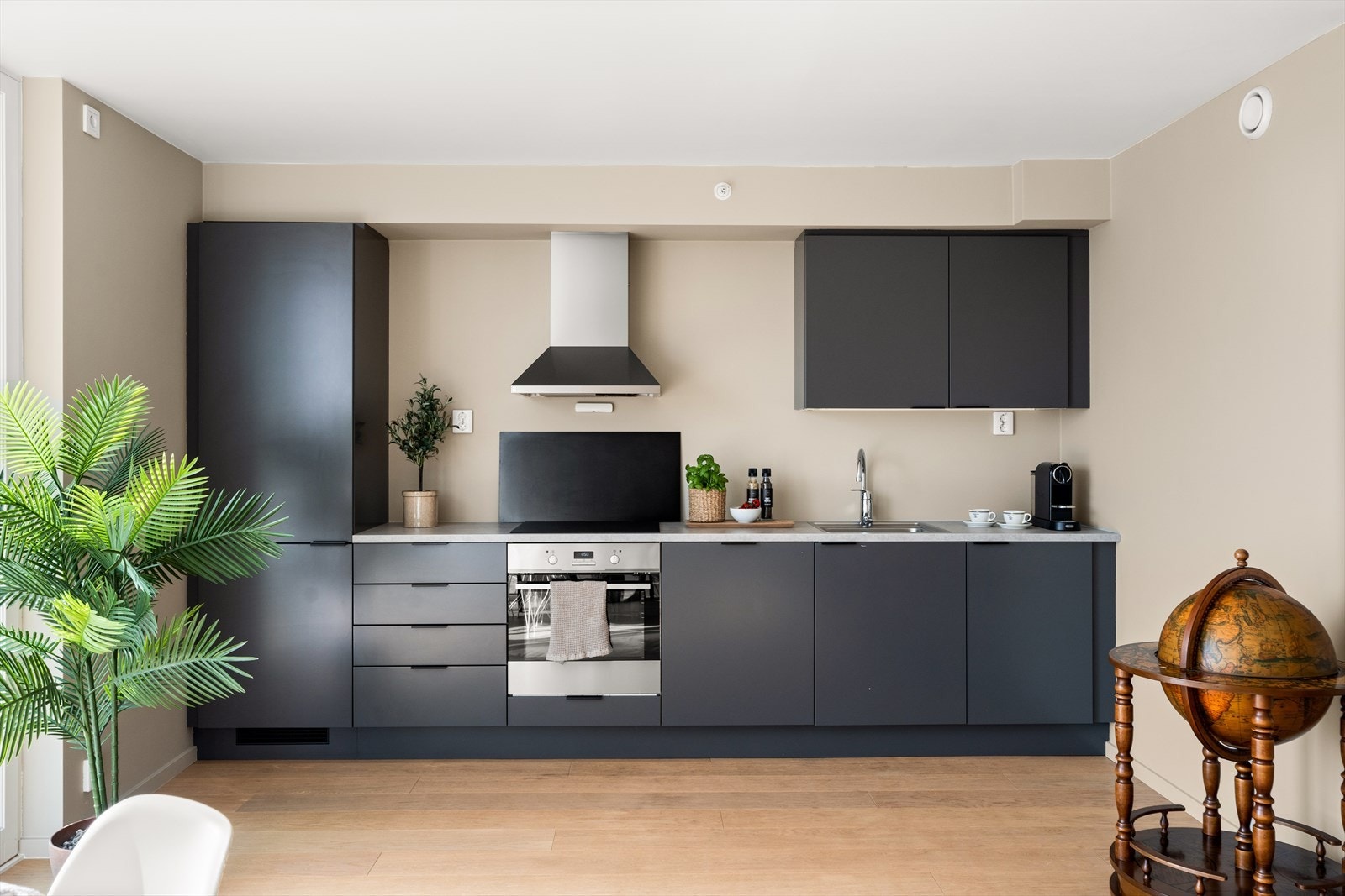 Delikat kjøkken i åpen løsning mot stuen gjør det sosialt å lage mat. Galleribilde