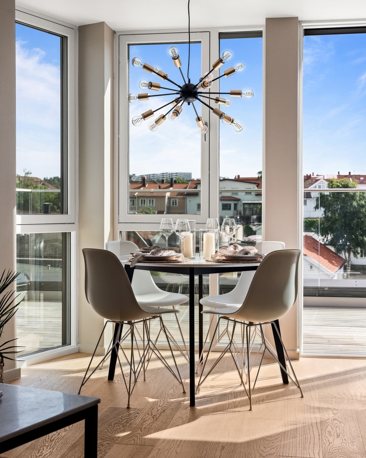 Flott lysinnslipp fra to himmelretninger. Galleribilde