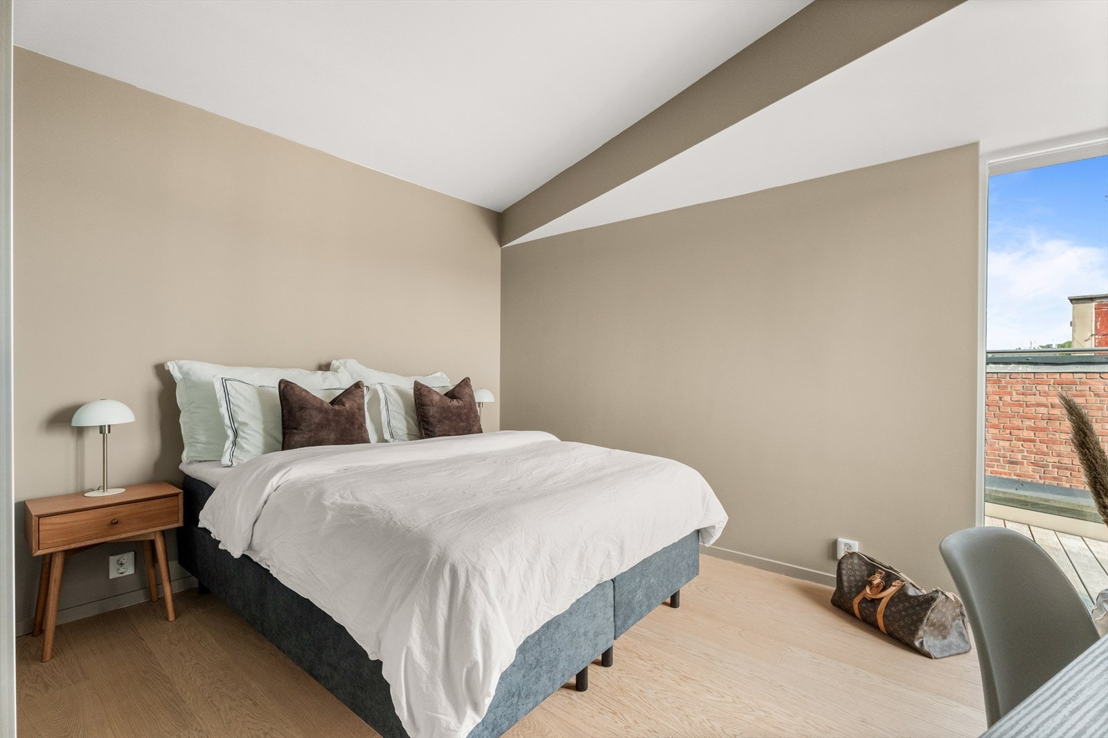 Her er det god plass til en dobbeltseng, tilhørende nattbord og kontorpult. Galleribilde