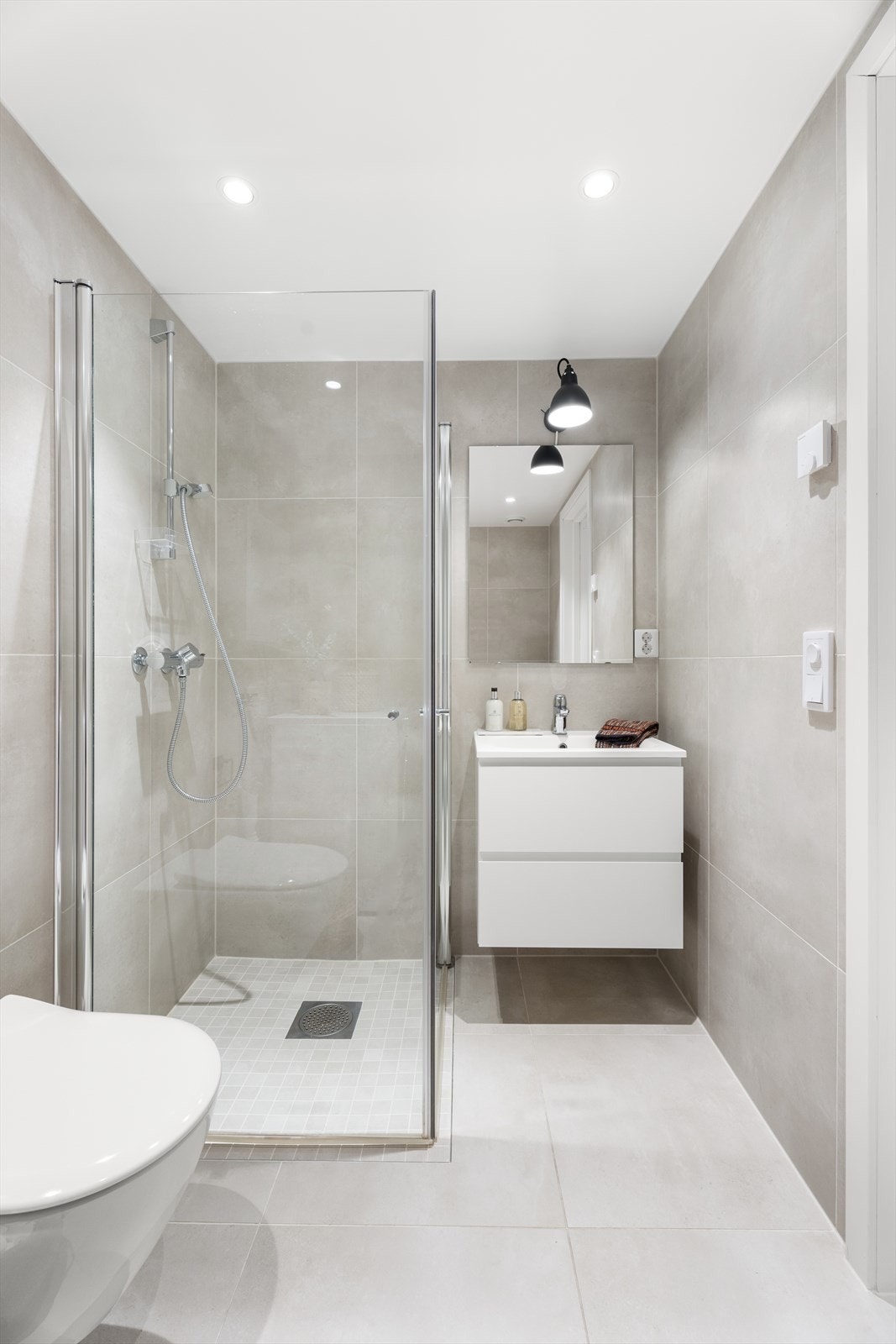 Pent flislagt baderom fra 2020 med varmbåren gulvvarme og downlights i himling. Galleribilde