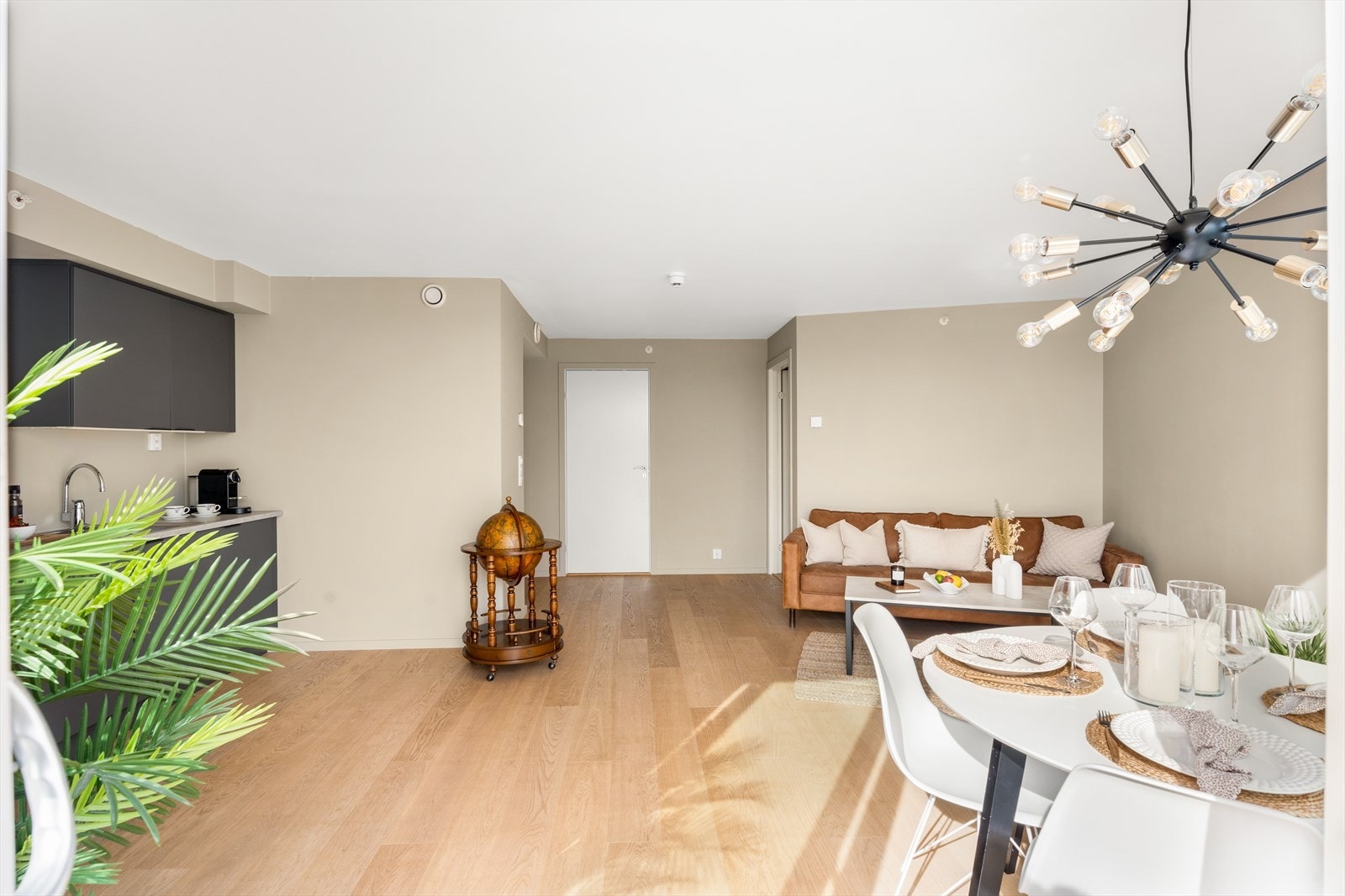 Det er lagt flott parkett på gulv og veggene er malt i delikate fargetoner. Galleribilde