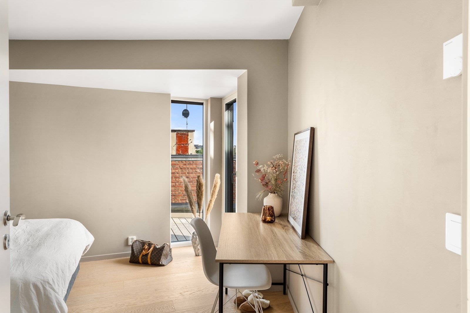 Videre byr leiligheten på ett soverom av god størrelse. Galleribilde