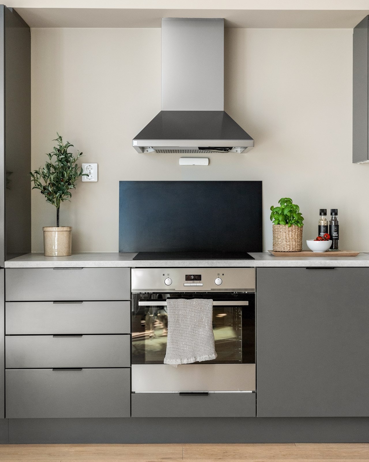 Strai kjøkkeninnredning fra 2020 med slette fronter i grå utførelse og laminat benkeplate med oppvaskkum. Galleribilde