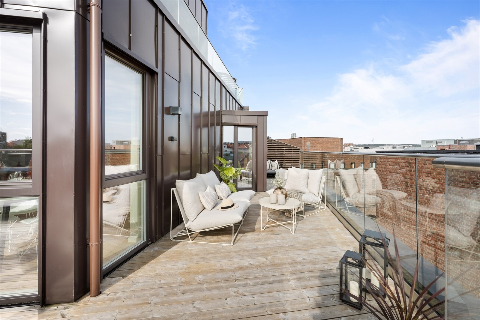 Terrassen er utstyrt med impregnert terrassebord og delikat glassrekkverk. Galleribilde