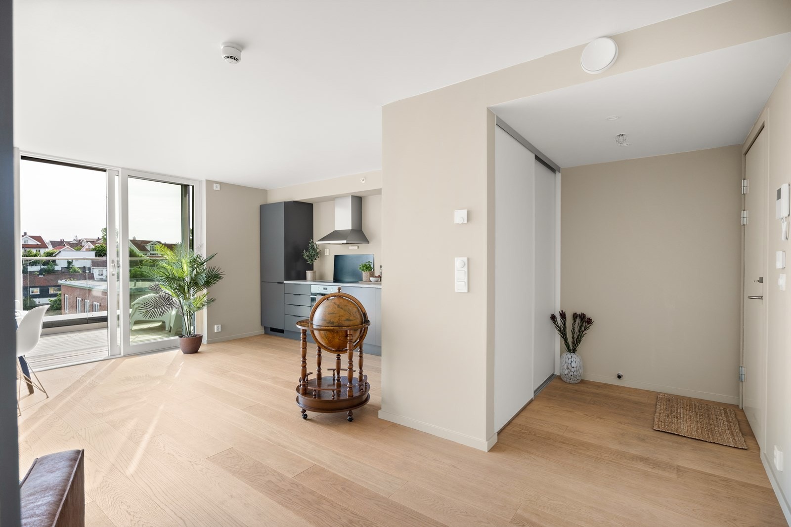 Velkommen inn! Entréen gir et godt førsteinntrykk av boligen med god plass til å henge fra seg yttertøy i en romslig skyvedørsgarderobe. Galleribilde