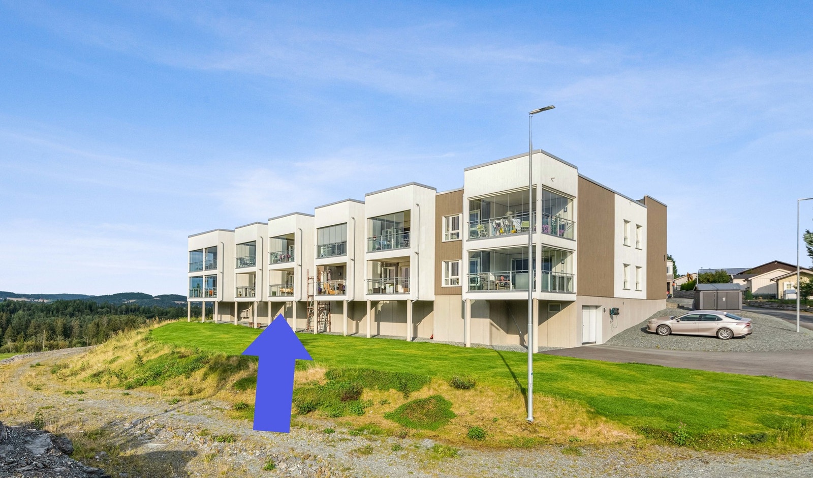 En moderne og lettstelt 3-roms leilighet fra 2022 med sentral beliggenhet på Åsen. Galleribilde