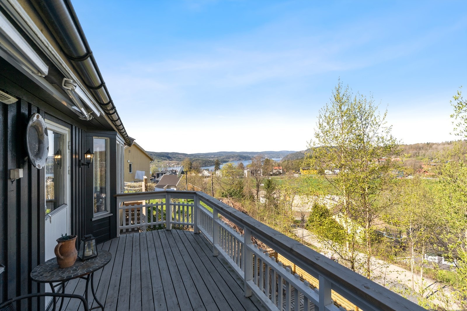 Fjordutsikt og høyt beliggende Galleribilde