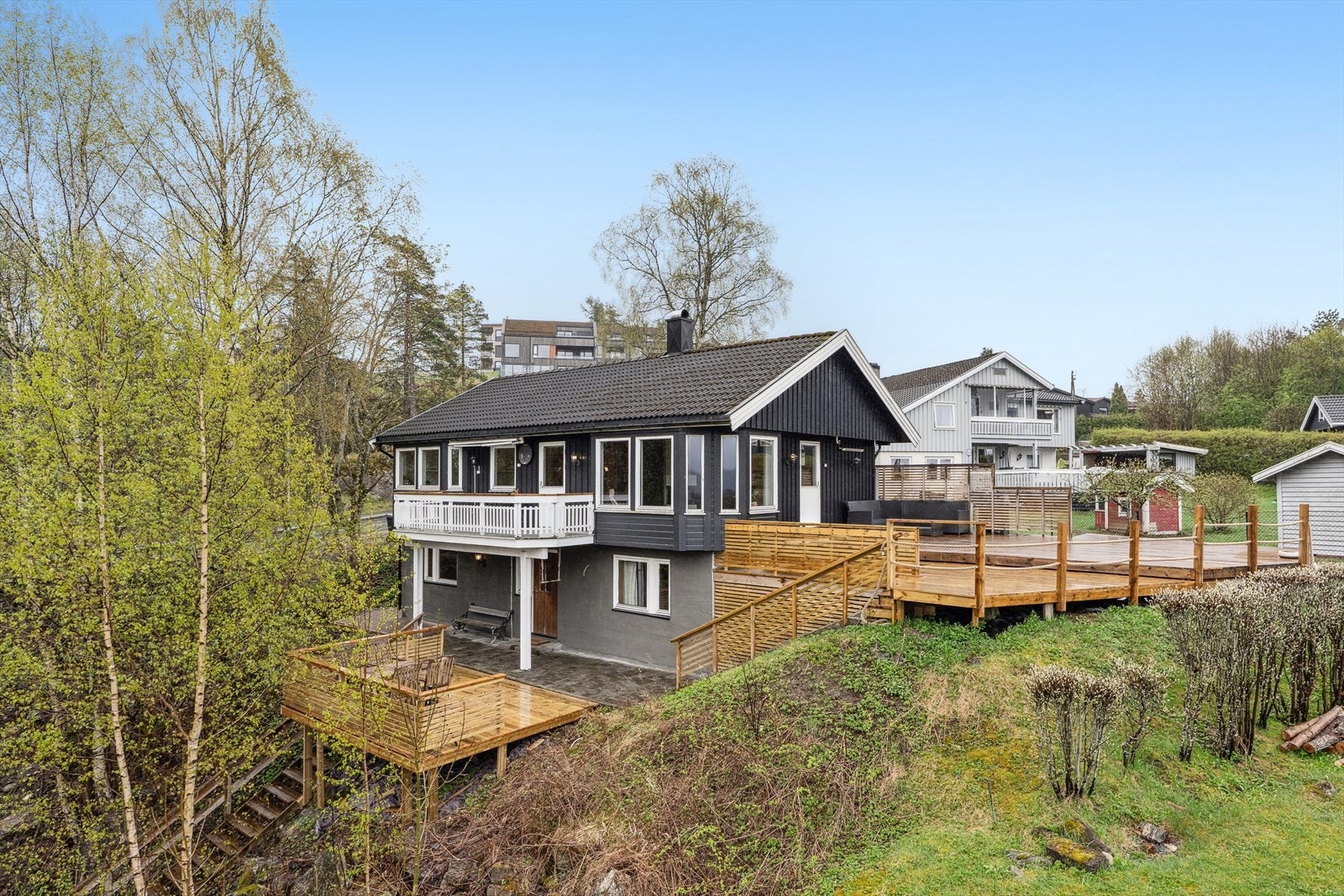 Eiendommen har flere soner ute og hage Galleribilde