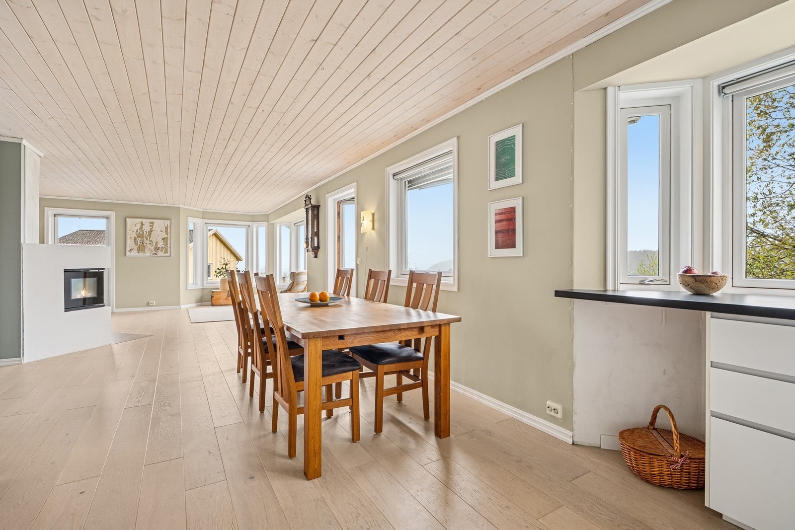 Kjøkkenet ligger i åpen løsning med stuen. Galleribilde