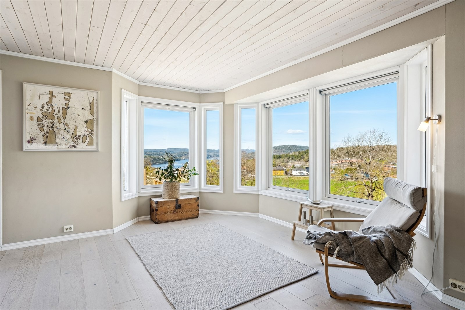 Stuen har store vindusflater som slipper inn rikelig med naturlig lys. Galleribilde