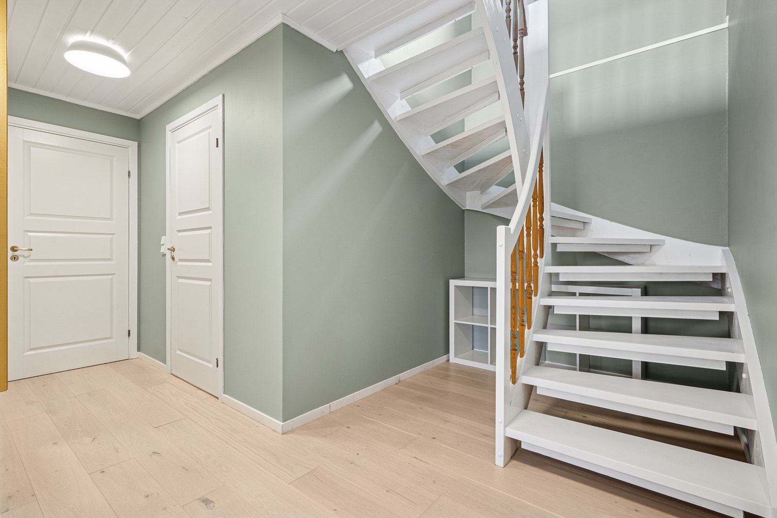 Boligens underetasjen inneholder en romslig entré/hall, baderom, vaskerom, to soverom og en stor bod. Galleribilde